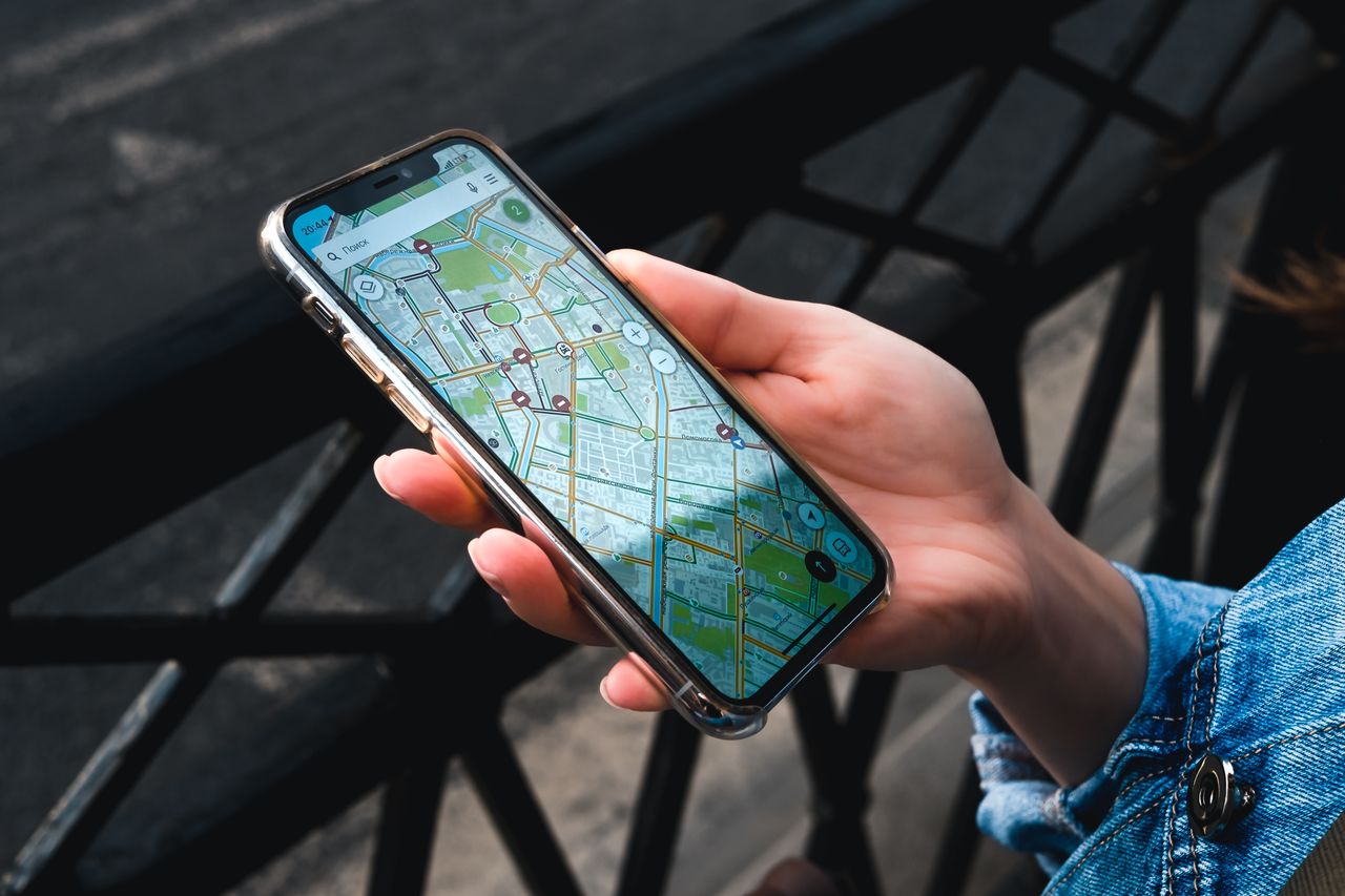 地図アプリを表示したスマートフォンを持つ手